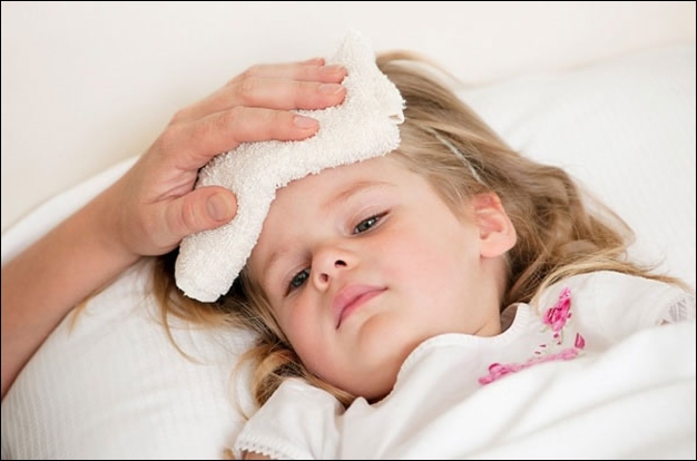 Không cho trẻ chơi ngoài nắng gắt tránh say nắng